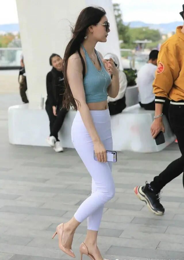 牛仔裤有了“新套路”,时髦又显白,年轻女孩争着穿