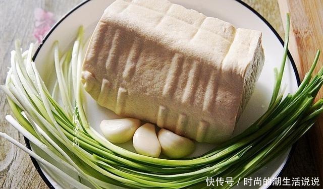 入适量|煎豆腐时,千万不要直接下锅,大厨教你1招,豆腐不破不碎不粘锅