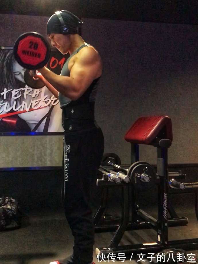肌肉|身材如雕刻的肌肉奶爸,金牛座健身达人,一周至少保持五天训练!
