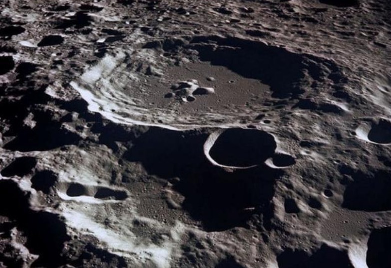 玉兔二号拍到“发光石”！周围有新鲜痕迹，到底是如何来的？