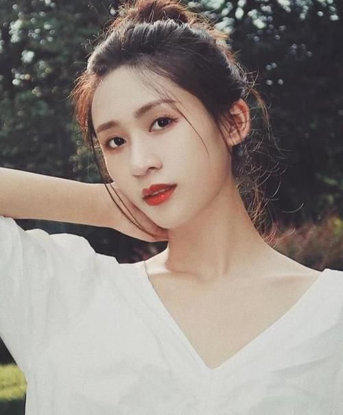 长发直发失宠了，今年流行丸子发型、碎发高马尾，简单清爽易打理