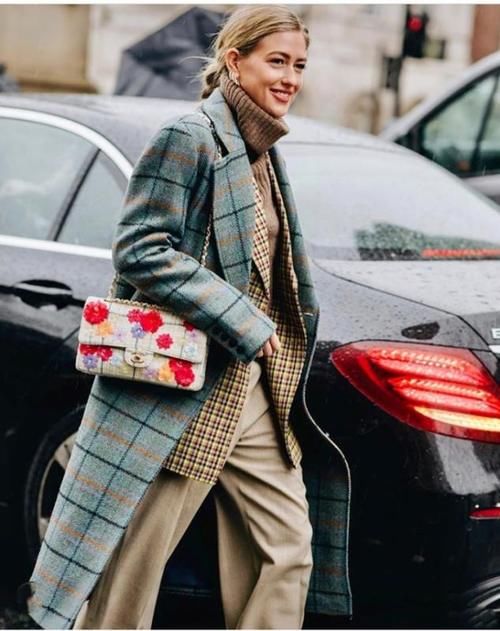 早春穿搭要打破黑白灰！学会这些配色法则，时髦又个性