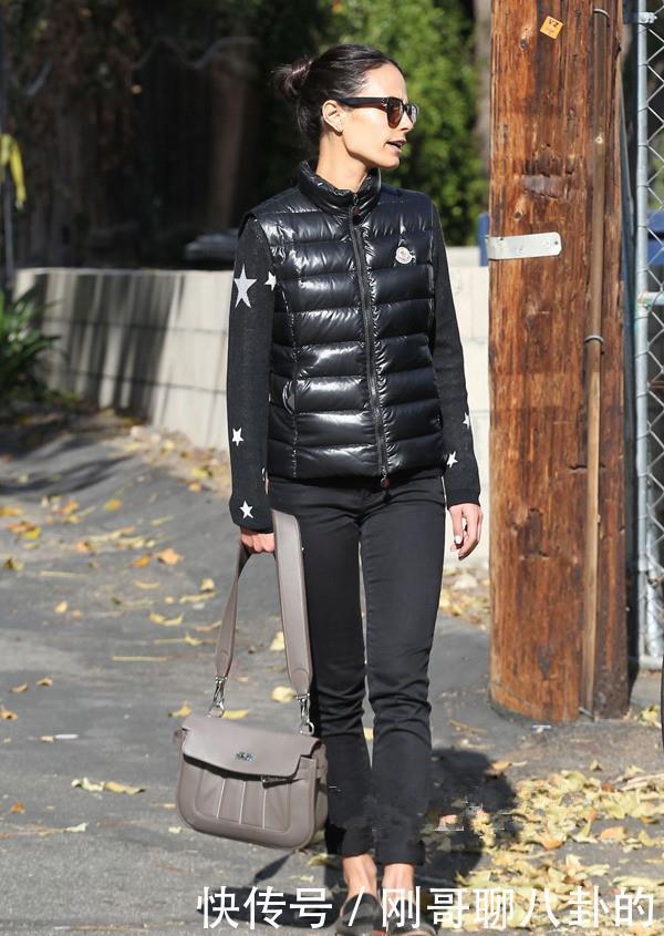 四五十岁的女人要会打扮，少穿这四种''大妈装''，俗气廉价没气质