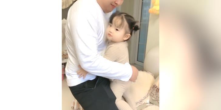 和宝爸关系|宝爸和宝宝的关系太好了，躺在爸爸怀里就不走，连妈妈也吃醋