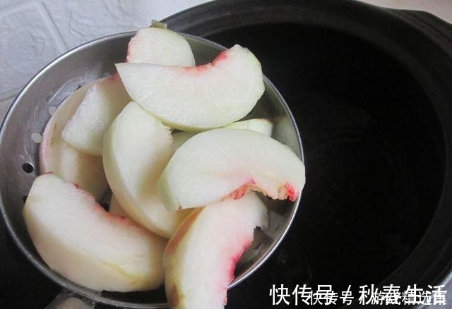 桃羹|这水果遇到别手软,2块钱一斤,多买点囤起来,以后就越来越少了