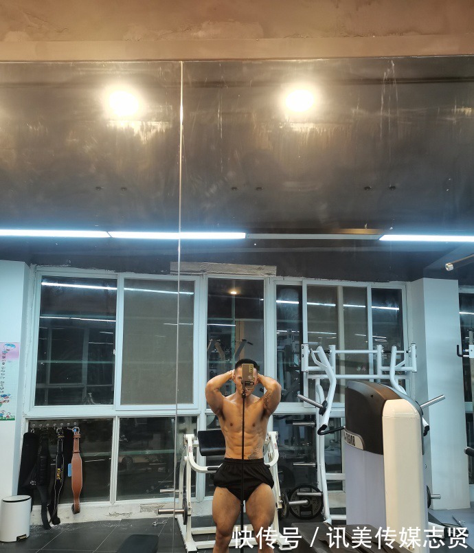 人鱼|肌肉小哥被迫营业，胸肌发达，人鱼线漂亮，太好看了！