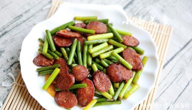 蒜苔和腊肠这么炒,出锅香喷喷,米饭比平常多吃几碗