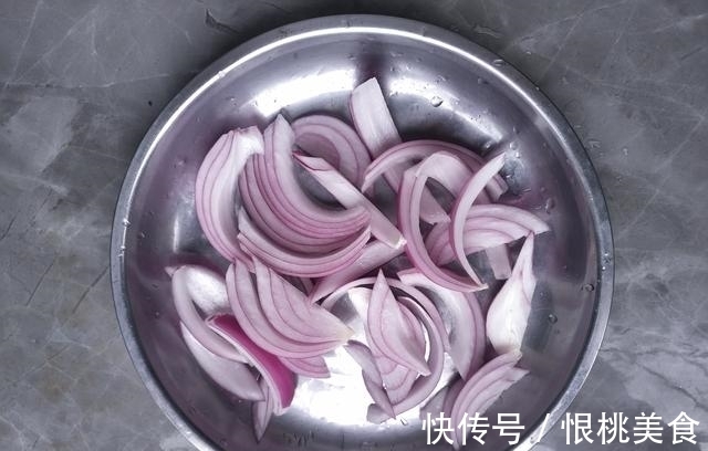 如何在家做滑嫩的黑椒牛肉？腌肉最重要，今天的下饭菜就做这个