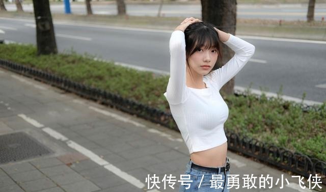 平底鞋 白色针织衫搭配牛仔裤+平底鞋，整体的风格简约又休闲，清爽舒适