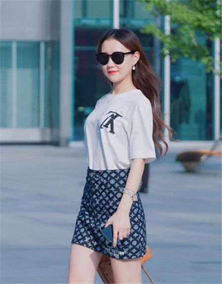 街拍:蓝色裙子的美女,端庄清丽的气质,长相清秀又美丽