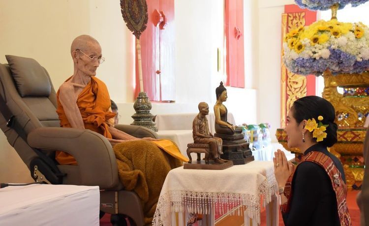 诗尼娜贵妃越来越美,盘头挽髺戴黄花,就像中国民国时期小媳妇