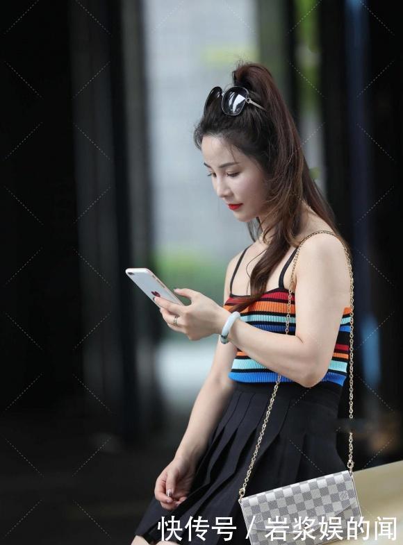 显瘦|百褶裙配吊带条纹衫,简约靓丽又显气质,轻松让你美丽无边