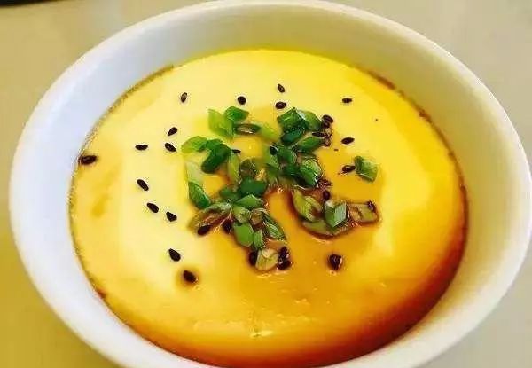 会让鸡蛋|蒸鸡蛋时,记住四个小窍门,蒸出来的鸡蛋鲜美嫩滑、无蜂窝