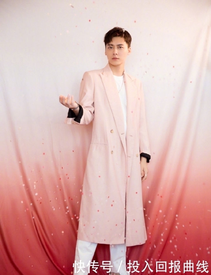 尽显|浪漫的七夕适合穿粉色的服饰,减龄又很清新,尽显青春活力