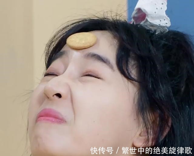 同样是吃饼干,刘雨昕很可爱,看到秦牛正威的表现,谁能忍住不笑