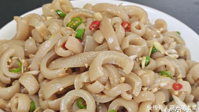 平时|平时做菜的时候“猪皮”不要扔了,用它来做菜,Q弹筋道,特实用