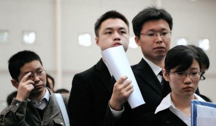 关晓彤考编成功，鹿少考3次还没有上岸，宇宙的尽头或许在体制内