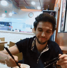 |搞笑GIF:坐地铁时对面坐着一位漂亮的外国妹子,我要搭讪吗