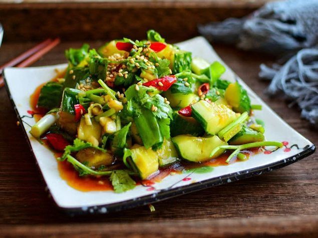 凉拌黄瓜不能直接加调料，厨师长教你3个技巧，脆爽又入味，好吃