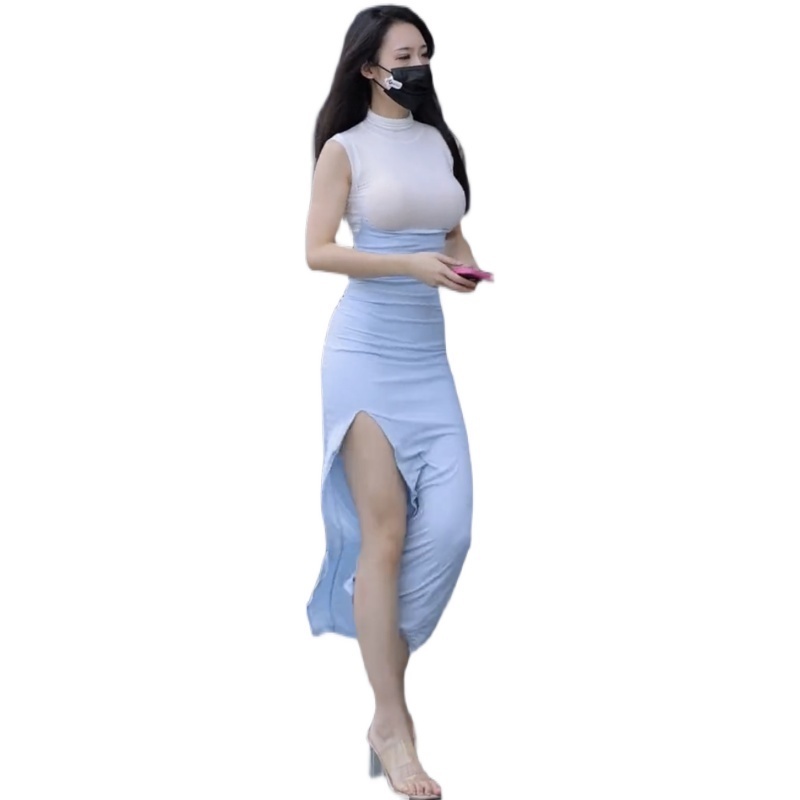 高跟鞋 白色T恤蓝色开叉半身裙搭配高跟鞋气质优美，凸显成熟女神的韵味