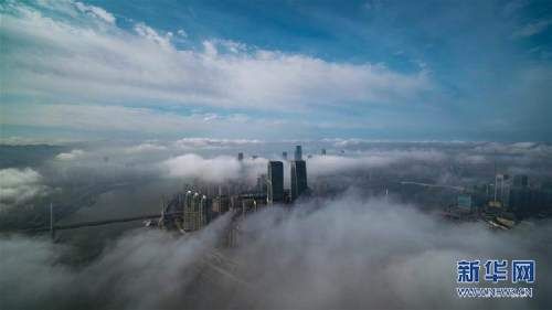 老年|仙界！俯瞰山城雾气缭绕 高楼鳞次栉比直插云霄