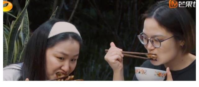 金靖|张艺兴做5道菜8个人不够吃，彭彭帮忙被忽视，黄磊夸赞背后是偏爱