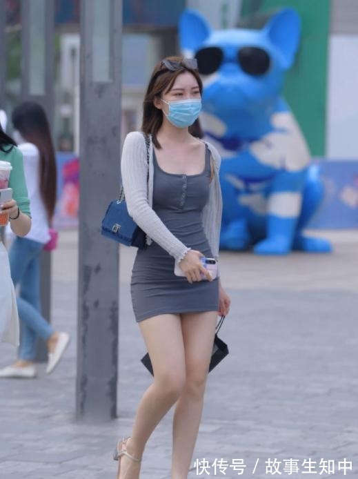 优雅 美女穿搭深灰色连衣裙搭配浅灰色针织衫,优雅大气!