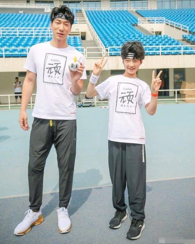 身高|初中“巨人女孩”走红,13岁身高超2米,网友:真是女版姚明