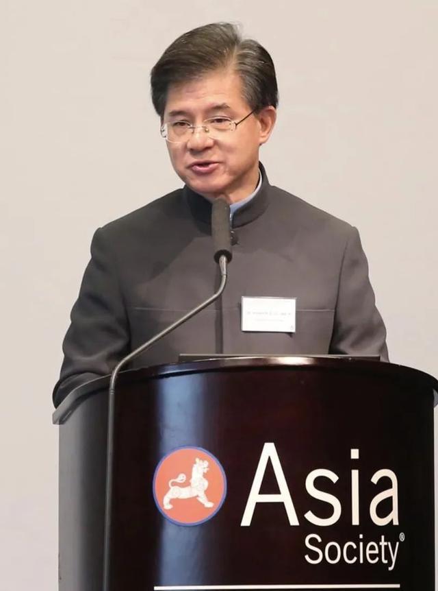 62岁朱玲玲与富豪老公拍拖逛街看楼市,