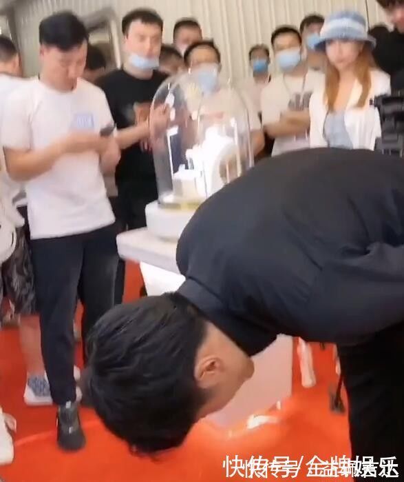 知假卖假|再次上演煽情戏码!辛巴带领众多主播,在直播间里流泪唱歌