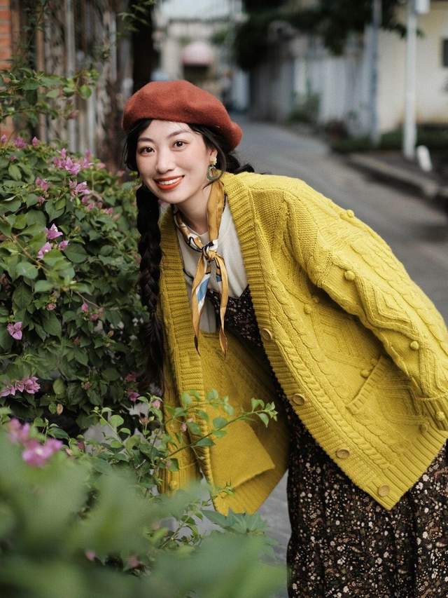 上身|秋冬季节想要穿出氛围感,红色毛衣搭配牛仔裤,高级又显气质