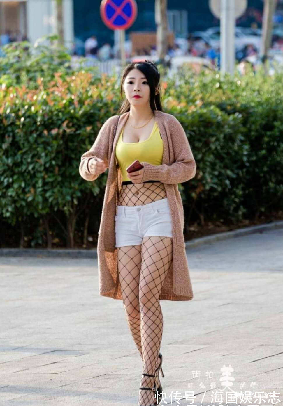 小姐姐|街拍女神炎炎夏日,少不了牛仔短裤,给你想要的苗条