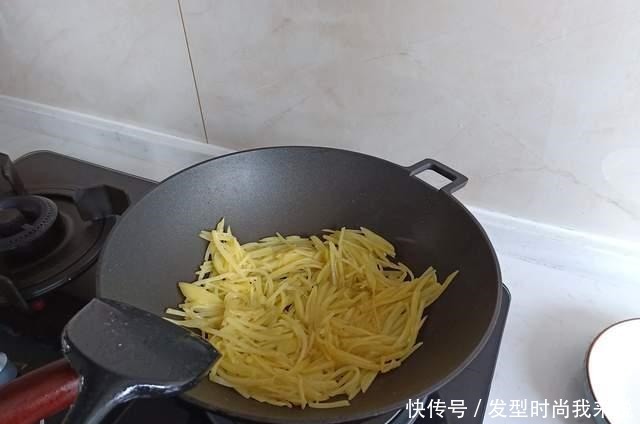  我家午餐4个菜，量不多却好吃，网友生活有仪式感，真好