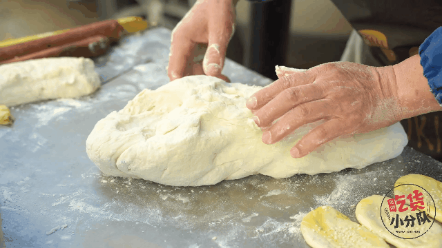 卖出|1天卖出1400个烧饼！这家“无名”烧饼摊凭什么这么火？