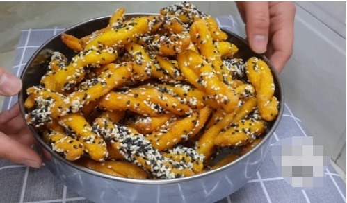 麻花|1个南瓜,2个鸡蛋,不用一滴水,做法比麻花简单,比南瓜饼都好吃