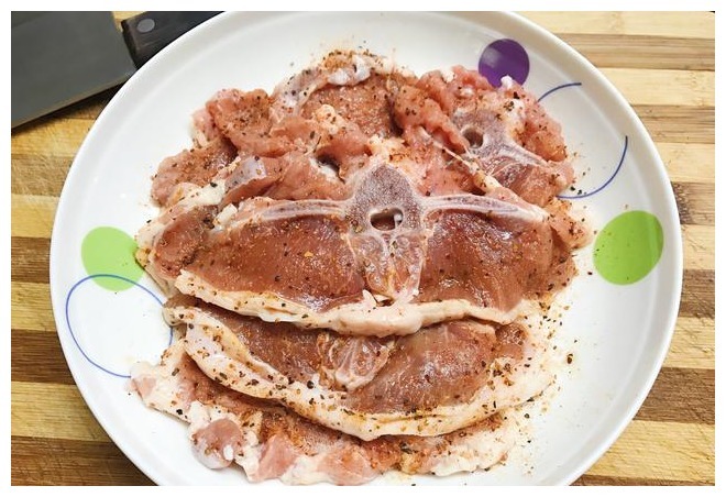 肉香四溢的黑椒羊排，一口平底锅就能做，又香又嫩，真过瘾