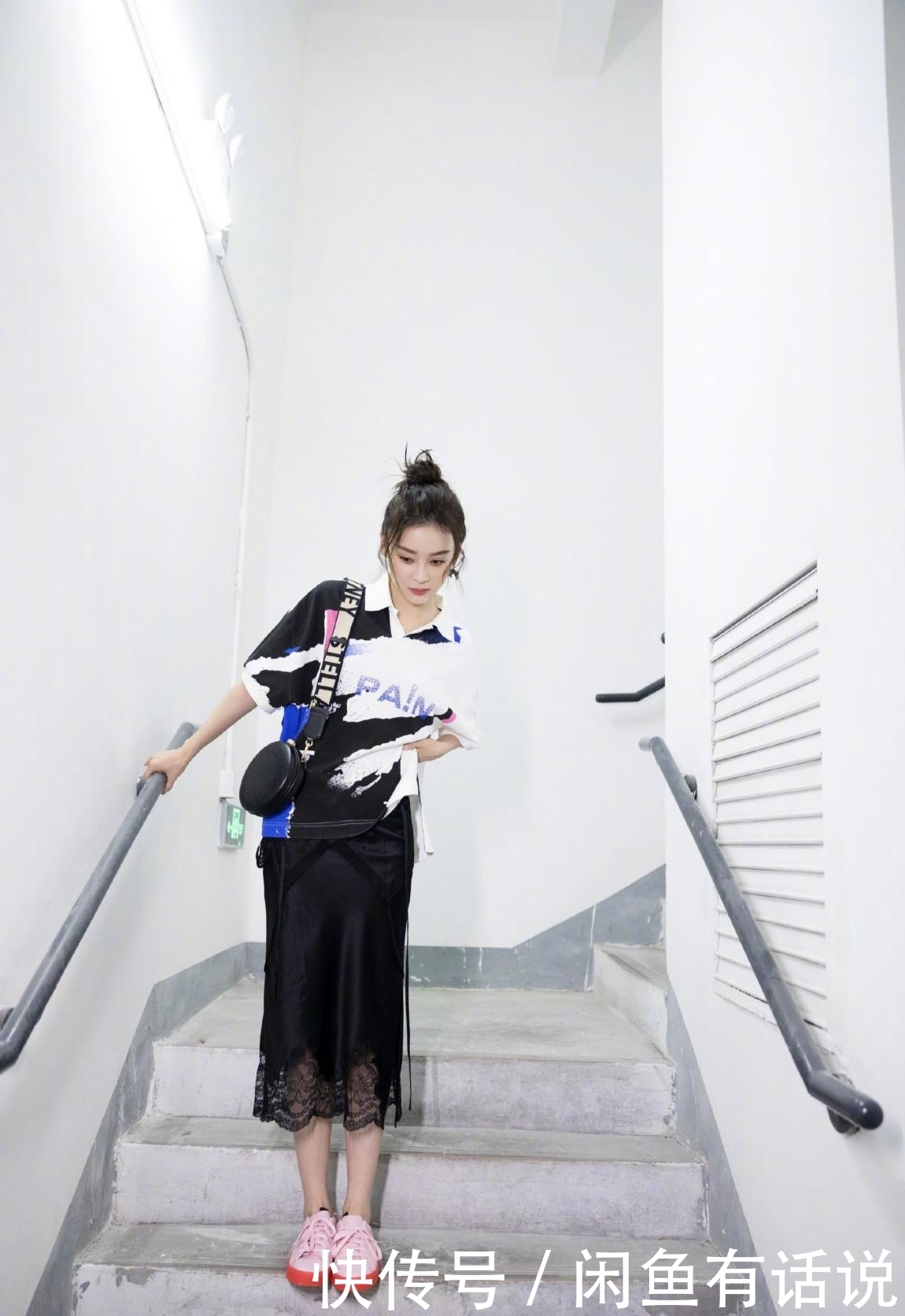 韵味儿|袁珊珊玩高级“睡衣风”,一身行头价值3万多,像极刚起床的样子