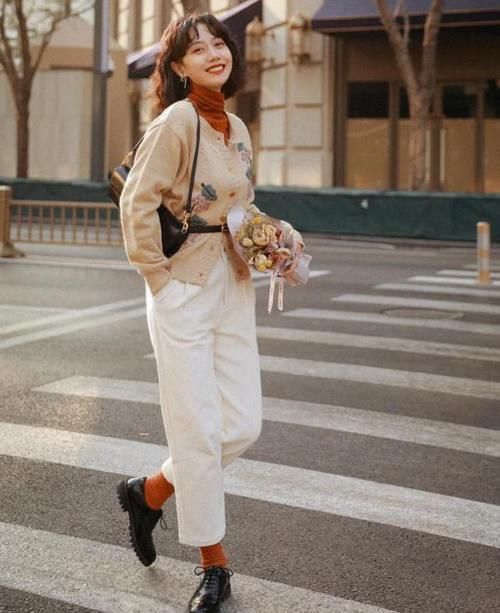 “九分裤+打底衫”,这才是早春正确穿搭方式,轻熟风十足