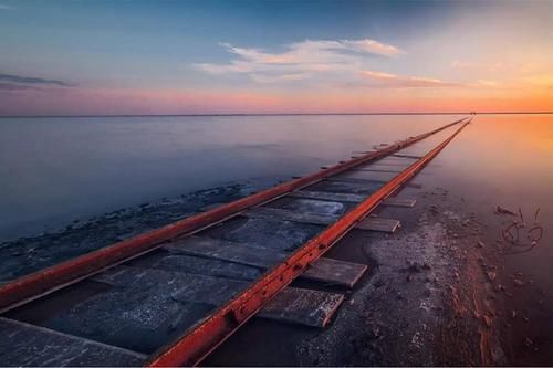 网友|火车驶入粉色盐湖，俄版《千与千寻》如此唯美