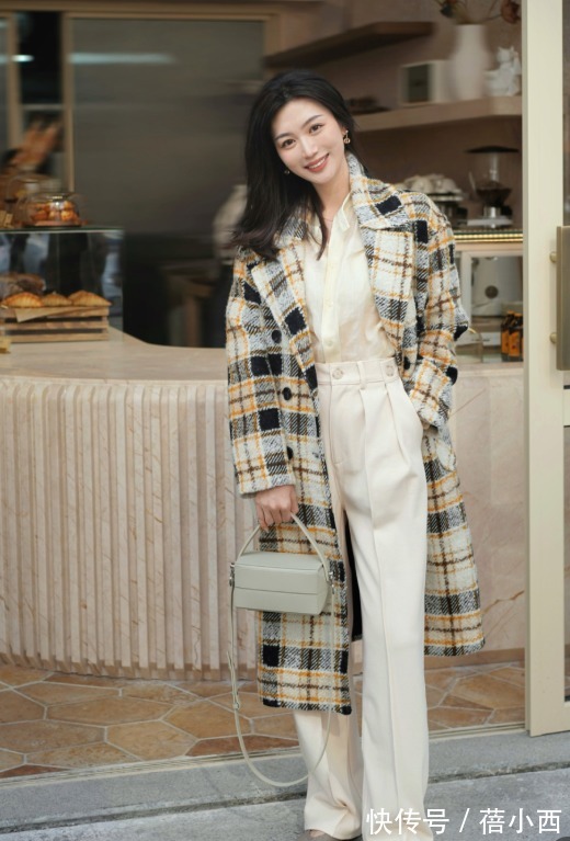 小白裤 “大衣+小白裤”=2022最火搭配,高级时髦有气质,关键是不烂大街
