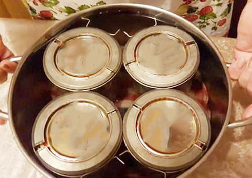 女孩把10斤鱼,切好塞玻璃瓶里,不加一滴水,半年后打开“懵”了