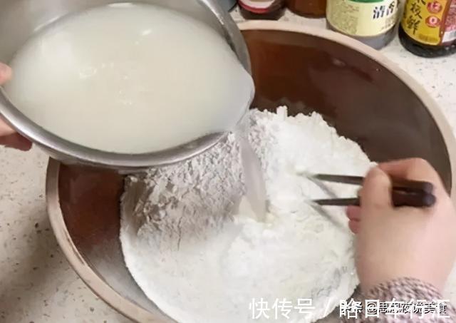 发面|和面时,只用酵母就错了,加点它进去,10分钟发满盆,香软又美味