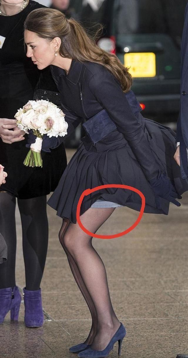 包忙|凯特穿短裙遇狂风,捧着花夹着包忙用手遮,频露打底努力挤笑好尬