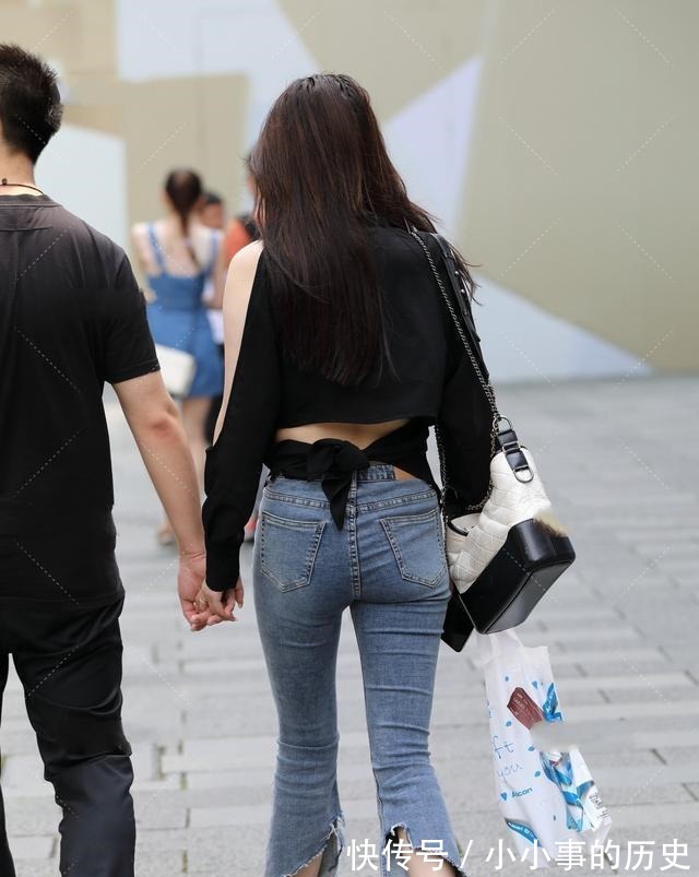 打底裤 黑色挂脖背心搭配黑色紧身打底裤,简单明了的,正确的颜色!