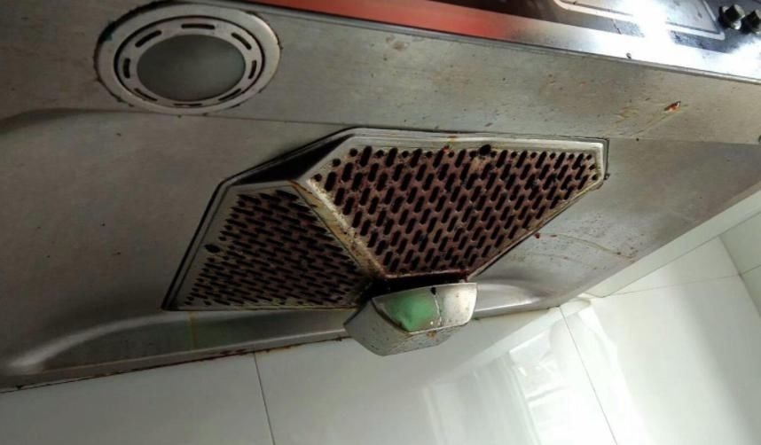 日子过久了才知道,自己清洗油烟机有窍门,一喷一擦就能搞定