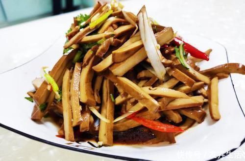 去朋友家吃饭,他媳妇随意做了8道菜,走时心想:下次不能再来了