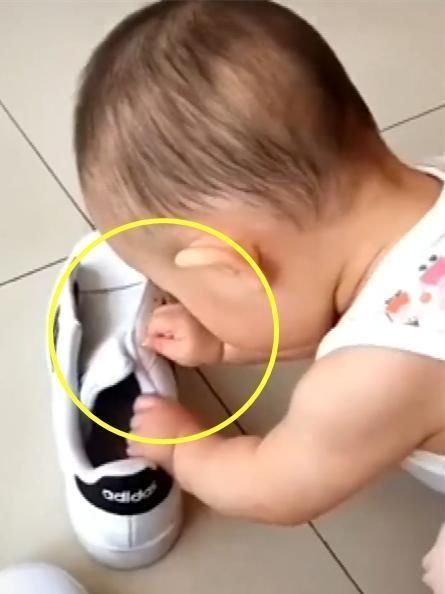 鞋带|爸爸在家带娃,半个小时没声音,妈妈推门一看,哭笑不得