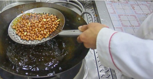 油炸|厨师长教你油炸花生的做法,掌握这个诀窍,花生米再也不会炸老