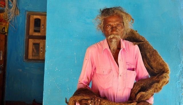 萨卡勒|见过1米83的脏辫儿吗?印度老头因梦中“旨意”40年不洗不剪头发