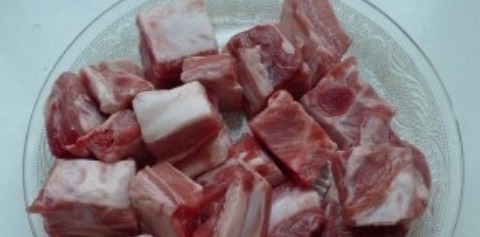 为何排骨焯水后又腥又柴?大厨:用错水,就别怪排骨难吃不入味!